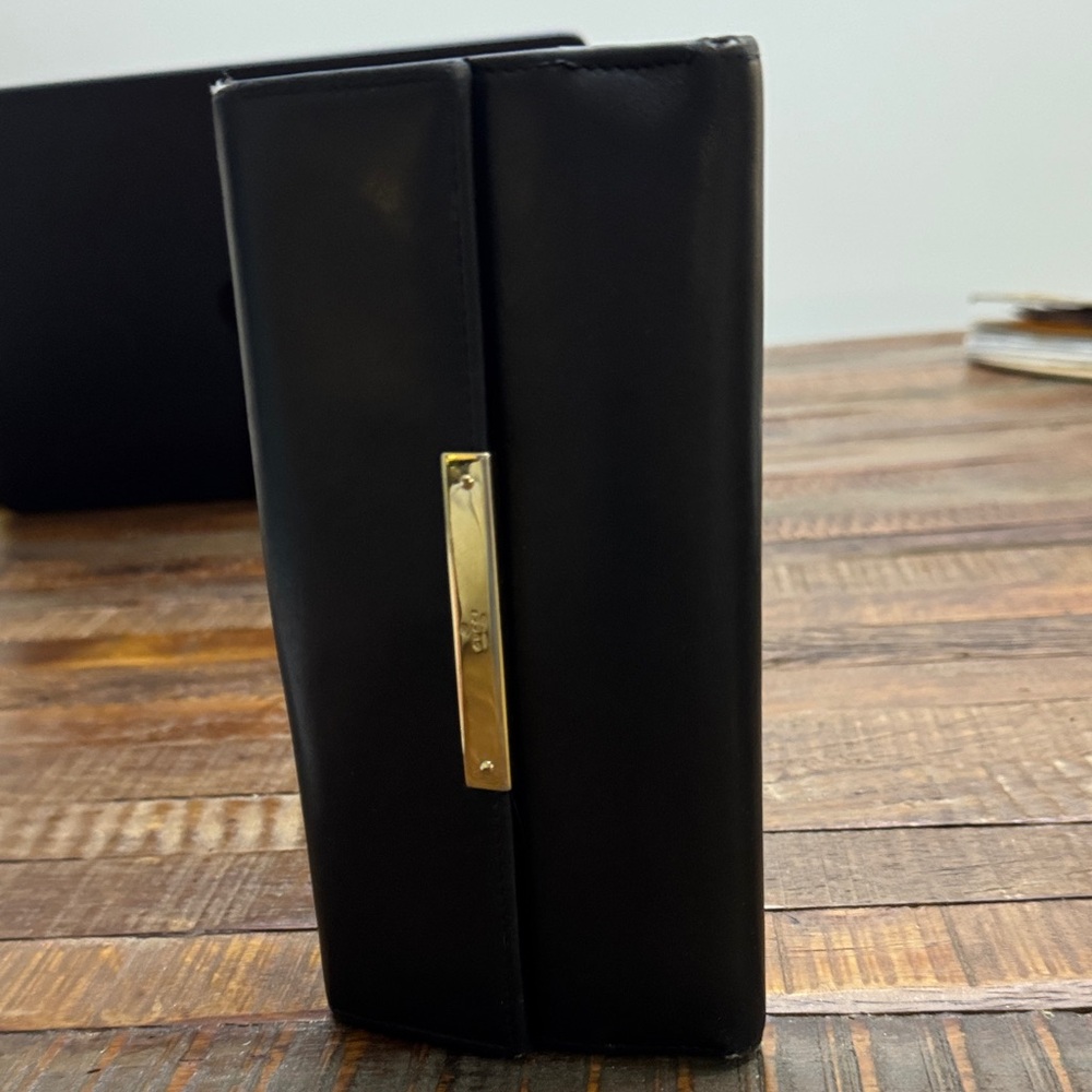 Gucci Elegant Black Wallet with Gold Accent